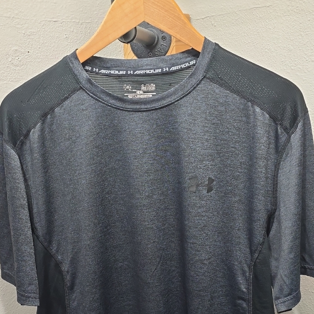 Under Armour Men's Dark Gray Short Sleeve Tee